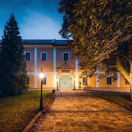Chateau Hotel 4*